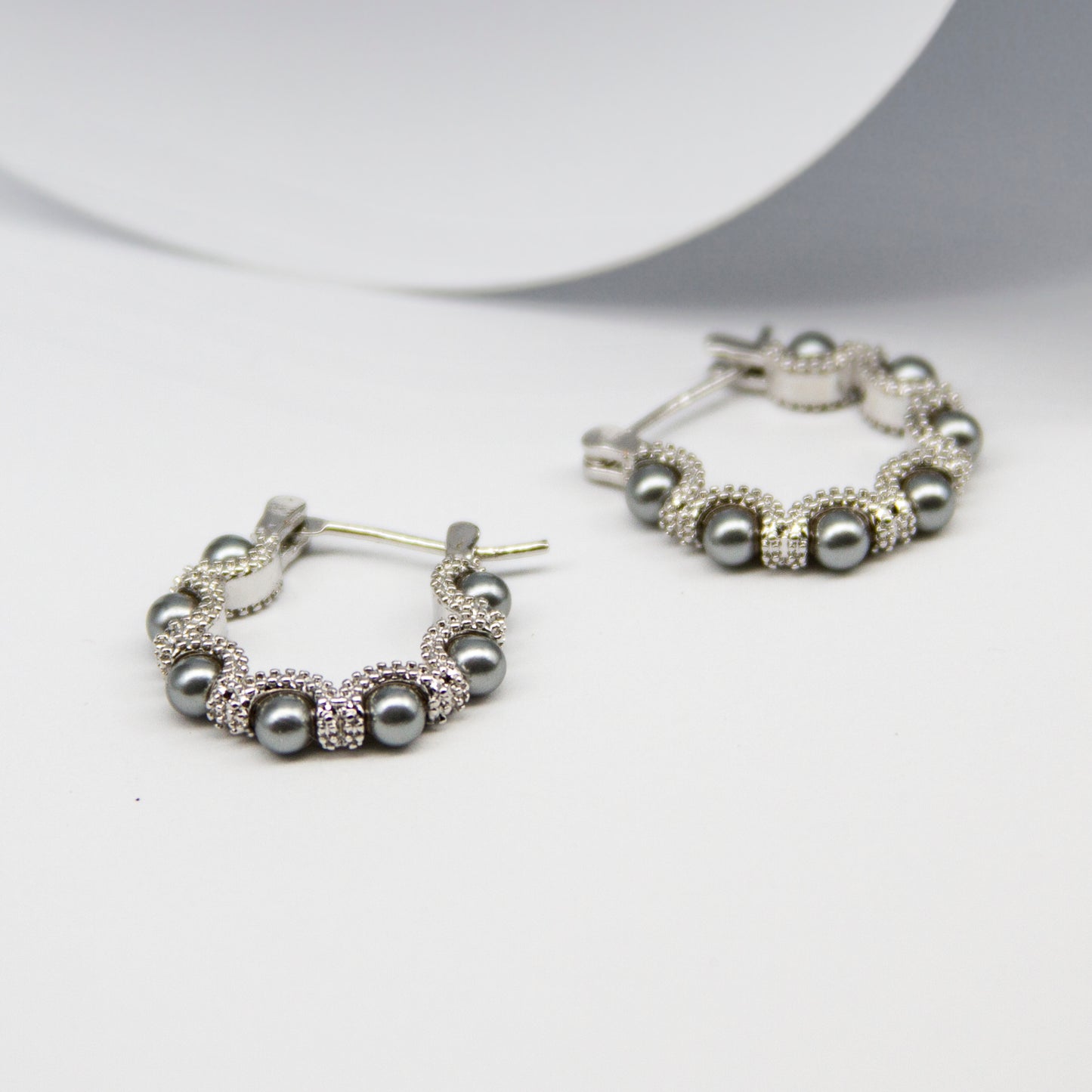 Retro U-Shaped Metallic Gray Pearl Earrings-i7bags